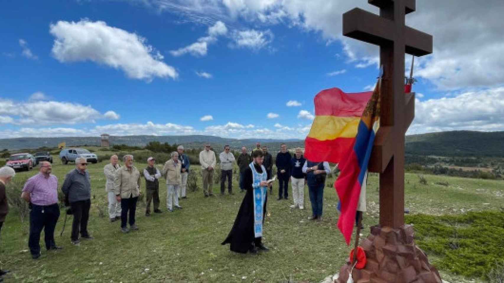 El monumento en forma de cruz ortodoxa está ubicado en las proximidades de la población de Checa, en el cerro del cerro del Contadero.