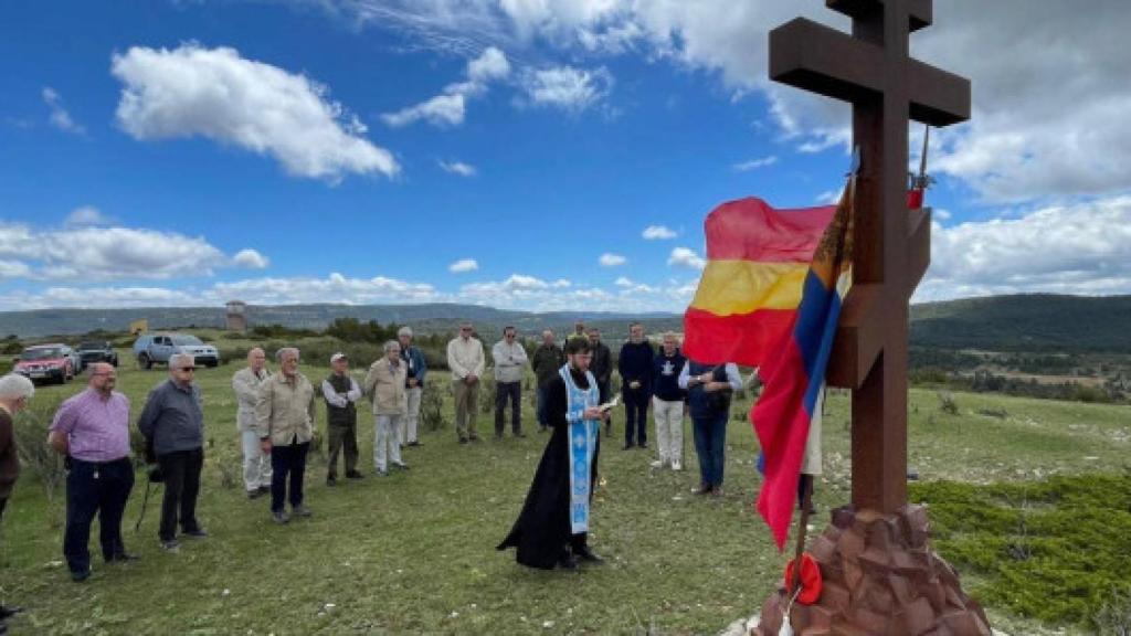 El monumento en forma de cruz ortodoxa está ubicado en las proximidades de la población de Checa, en el cerro del cerro del Contadero.