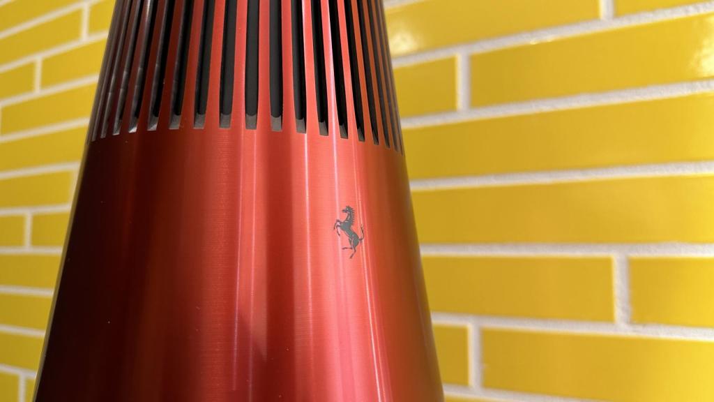 Detalle de la terminación y el logo de Ferrari en el Beosound 2