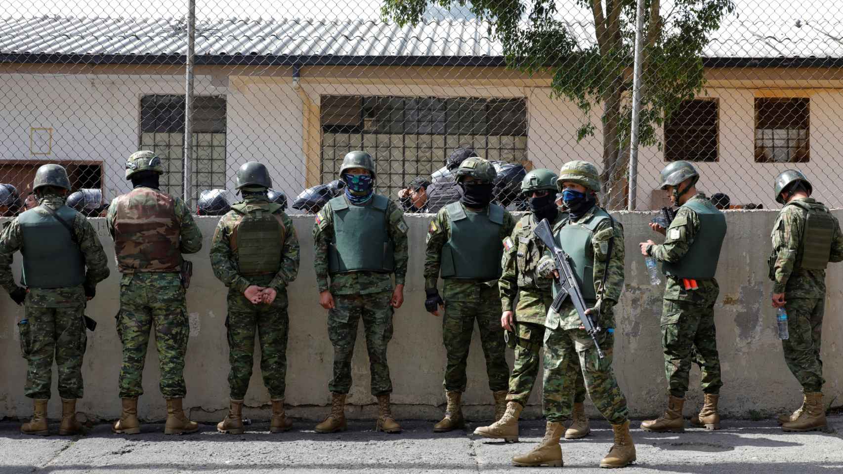 Militares montan guardia tras un incendio en un centro correccional de adolescentes de Quito, el jueves.