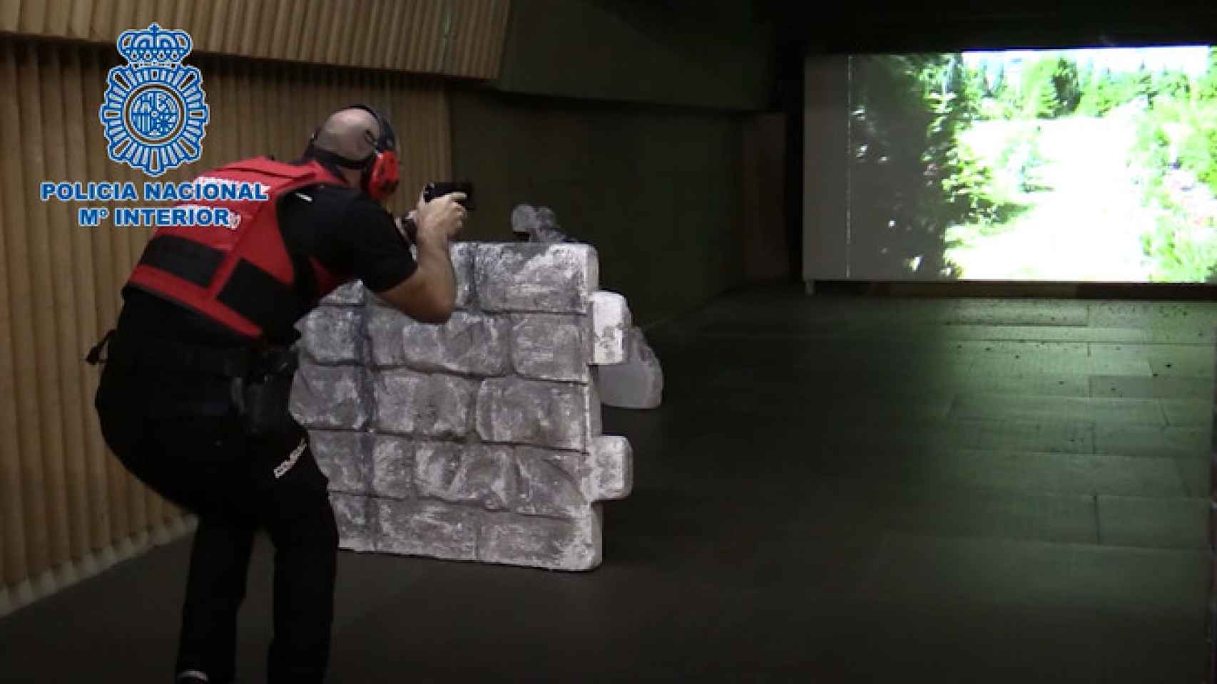Un policía nacional entrena en una galería de tiro en una dependencia de Granada.
