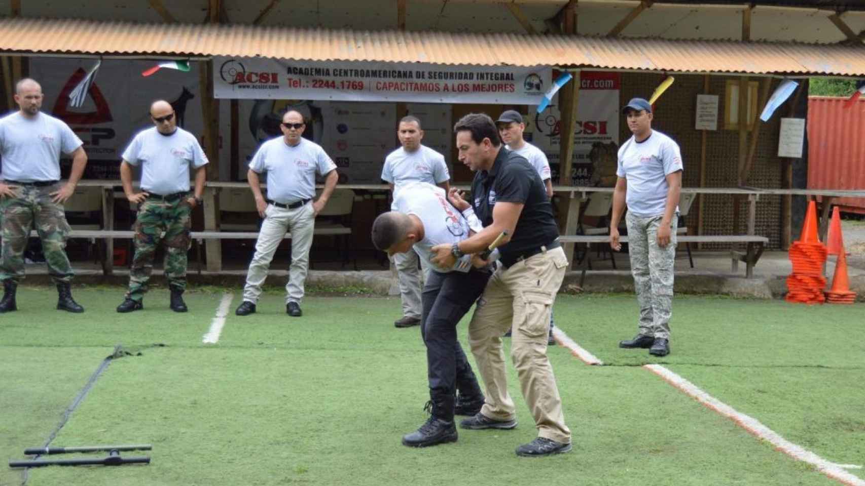 El policía José Carlos Vera durante una instrucción a agentes policiales en Sudamérica.