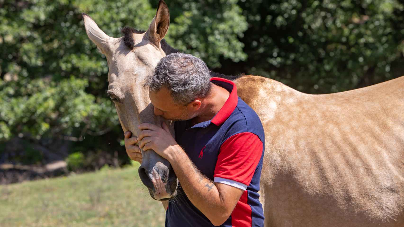 Javier Díaz besa a uno de sus caballos