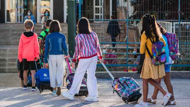 Unos niños volviendo al colegio después de vacaciones
