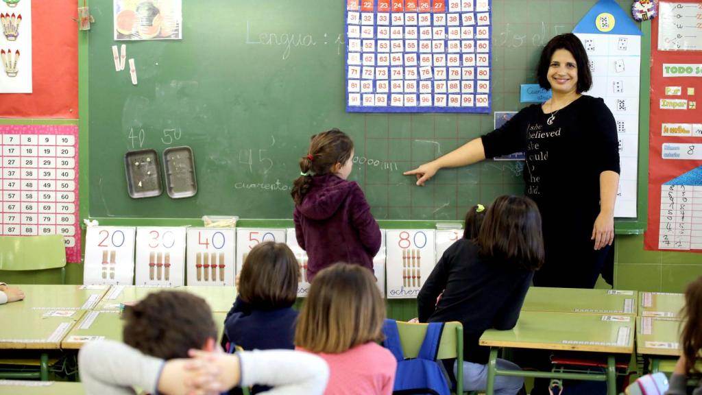 Unos alumnos dando clase