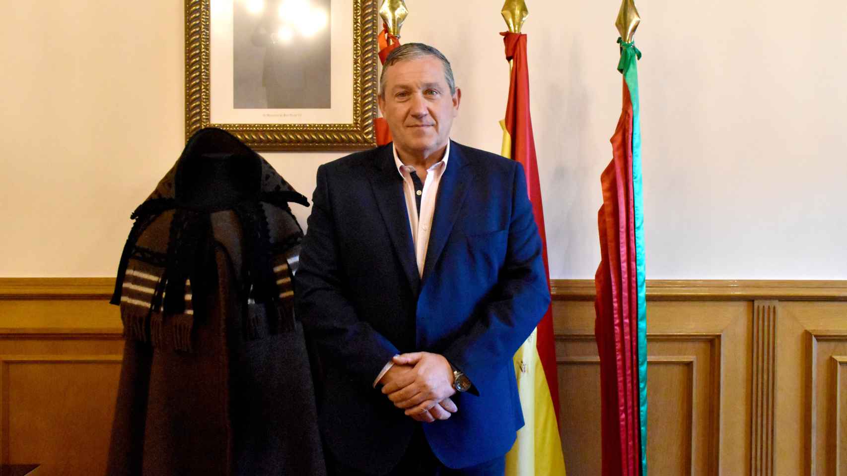 El presidente de la Diputación de Zamora, Javier Faúndez, junto a la capa alistana durante una entrevista con EL ESPAÑOL Noticias de Castilla y León