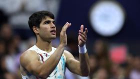 Carlos Alcaraz aplaude en el US Open tras una victoria.