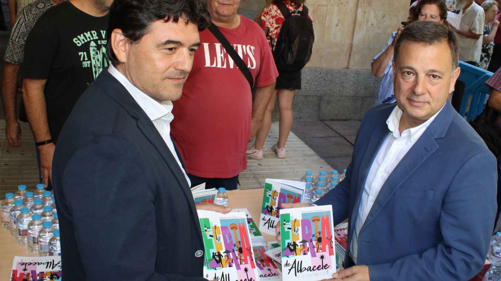 El alcalde, Manuel Serrano, comienza el reparto del programa de la Feria de Albacete 2023
