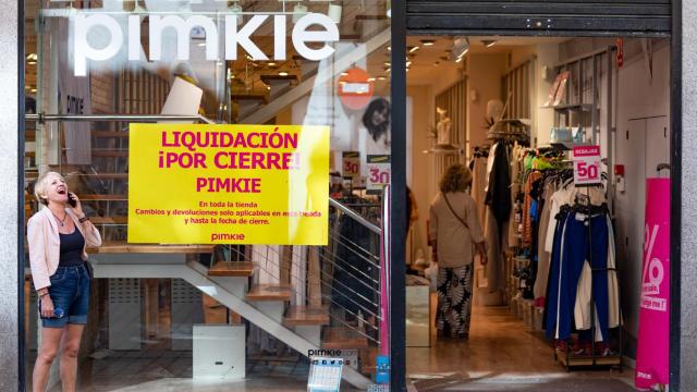 Una tienda de Pimkie en liquidación por cierre en la calle Comercio de Toledo