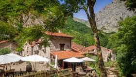 Este pueblo tan aislado como bonito de Asturias no tiene carreteras pero sí funicular