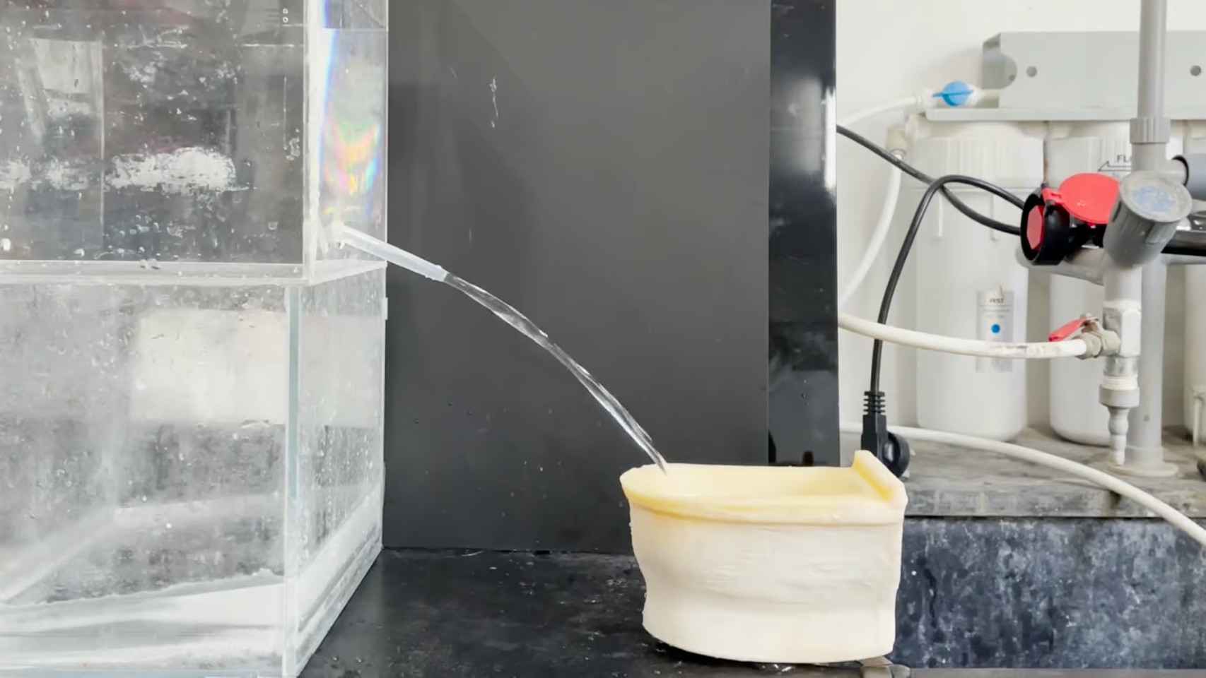 Una prueba simulada de limpieza con agua.