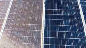 Un panel solar sucio y otro limpio