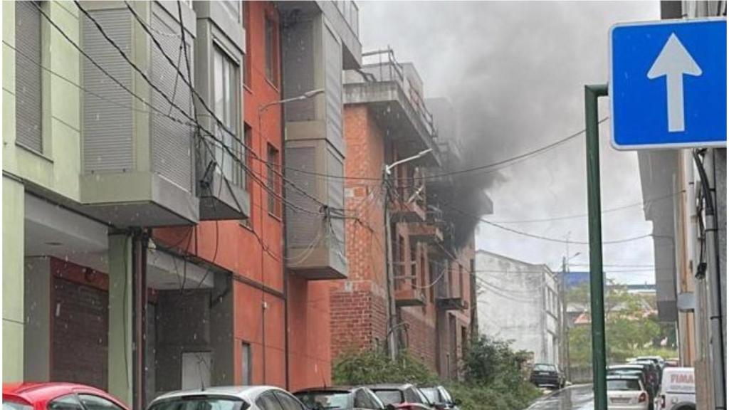 Imagen de archivo de un incendio en el edificio en O Martinete en 2023.