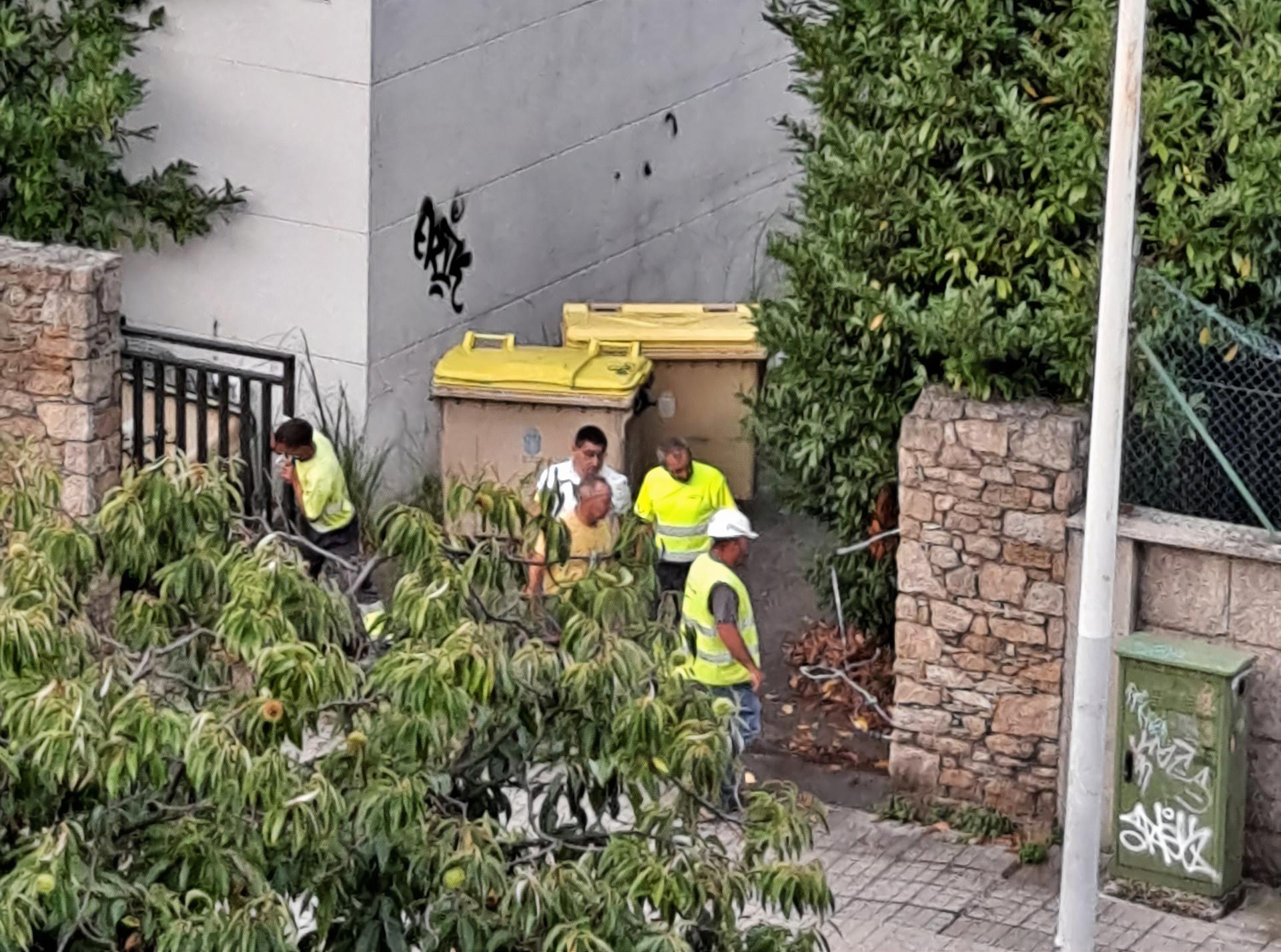 Técnicos en las inmediaciones del Club Financiero de A Coruña