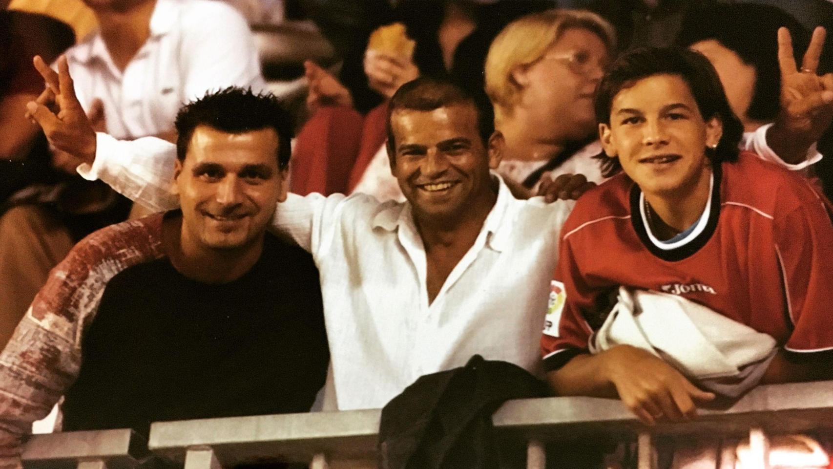 Mario Casas (derecha), junto a su padre (centro) y su primo (izquierda)