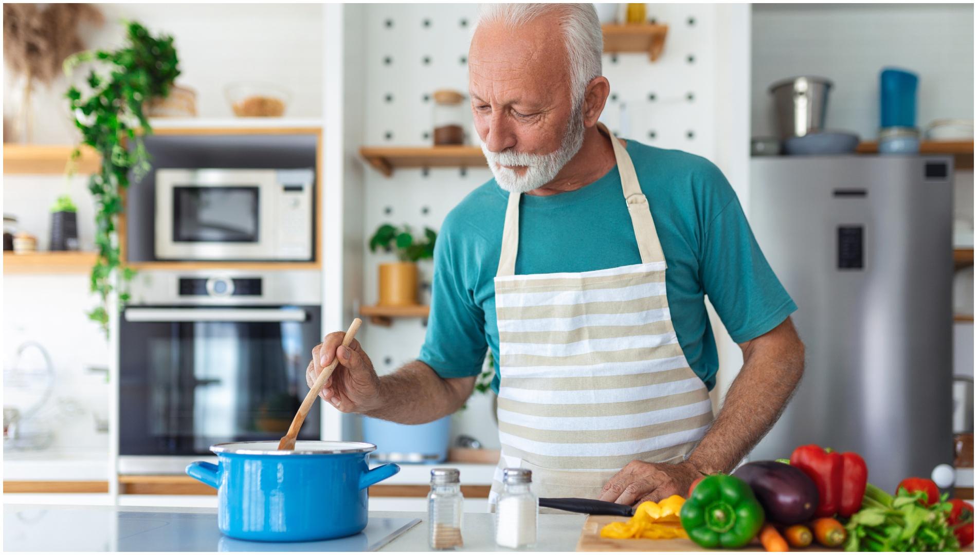 Una hombre prepara la comida (Shutterstock)