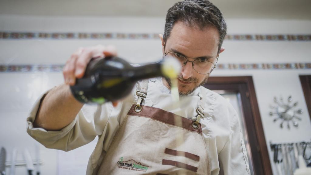 El chef Antonio Pérez, que se formó en las cocinas del restaurante de Quique Dacosta en Dénia y con el legendario Francis Paniego (Echaurren), rocía con aceite riojano uno de los platos del menú degustación de Casa Zaldierna