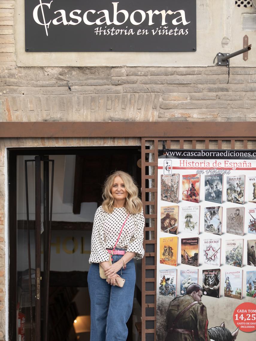 Ava Cleyton posa en la puerta de la librería Cascaborra.