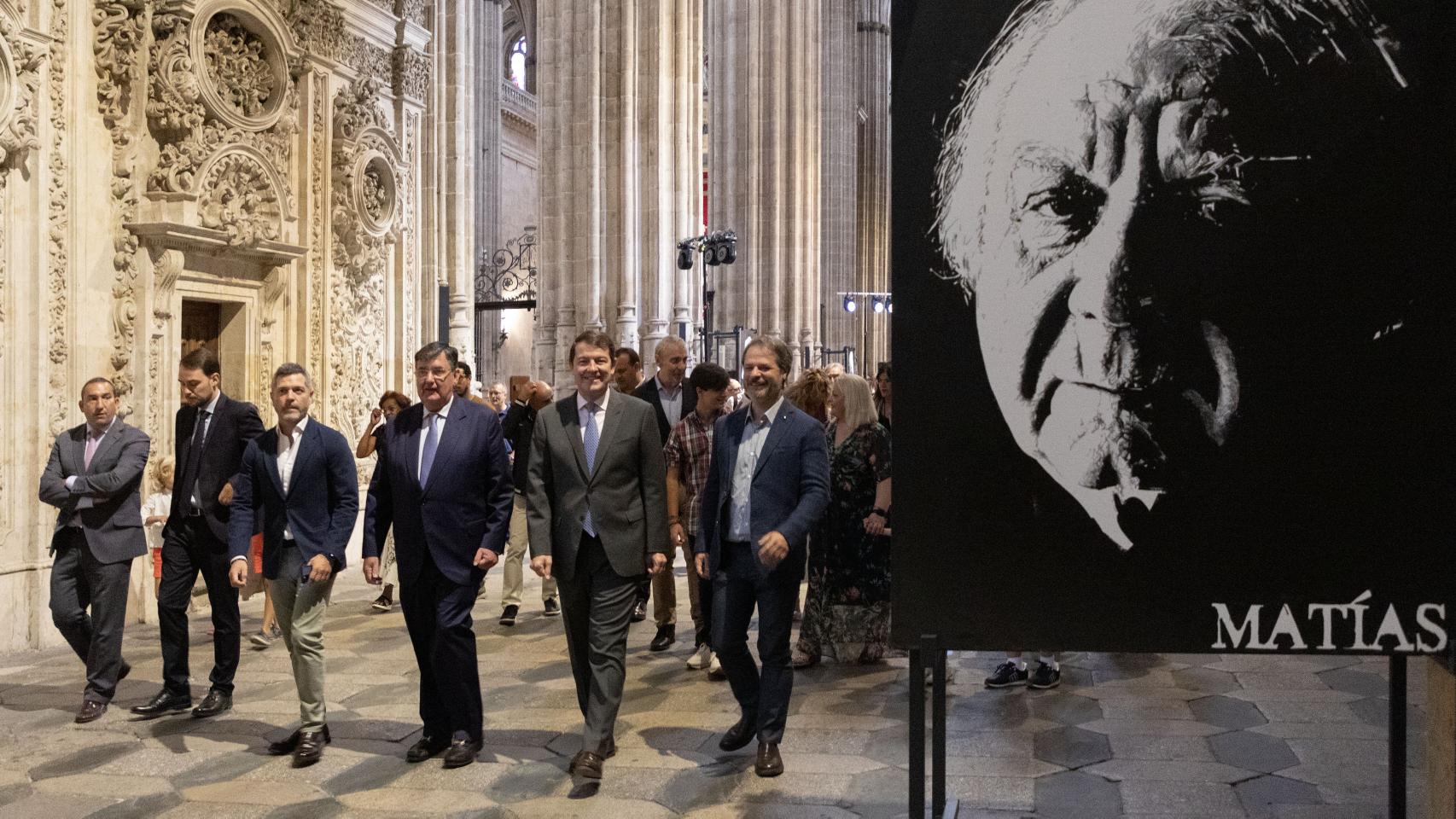 El presidente de la Junta de Castilla y León, Alfonso Fernández Mañueco, inaugura la exposición de retratos ''Apóstol'', de Ángel Luis Iglesias