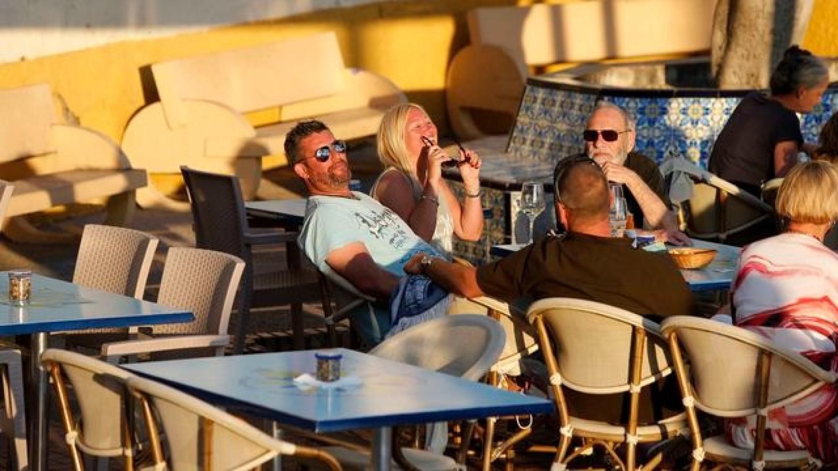 Varios turistas disfrutan de una terraza en Benidorm.