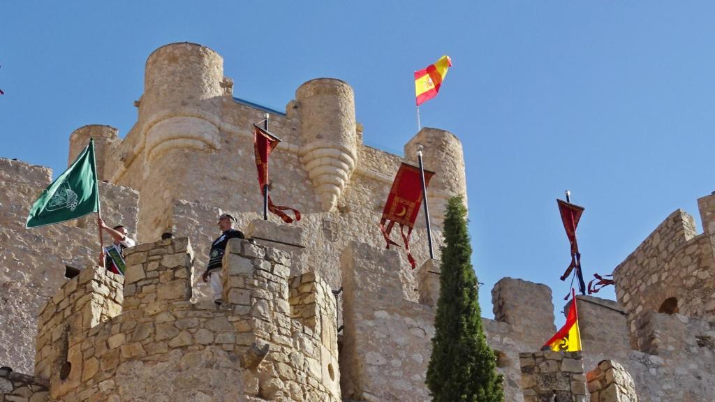 Las guerrillas y embajadas tienen el Villena el marco del Castillo de la Atalaya