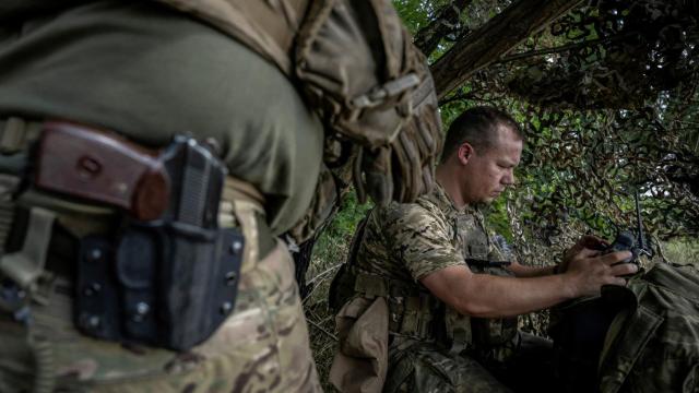 Un militar ucraniano opera un dron FPV desde su posición en el frente cerca de la aldea de Robotyne.