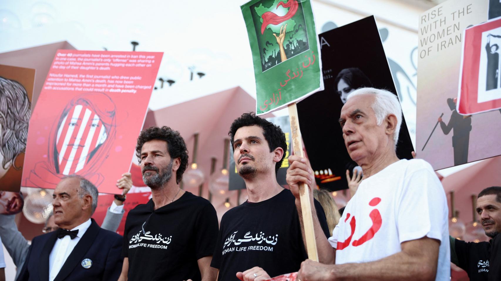 El director del 80º Festival de Venecia, Alberto Barbera, el miembro del jurado Saleh Bakri y el presidente del jurado Damien Chazelle participan en un 'flash mob' en solidaridad con el pueblo iraní.
