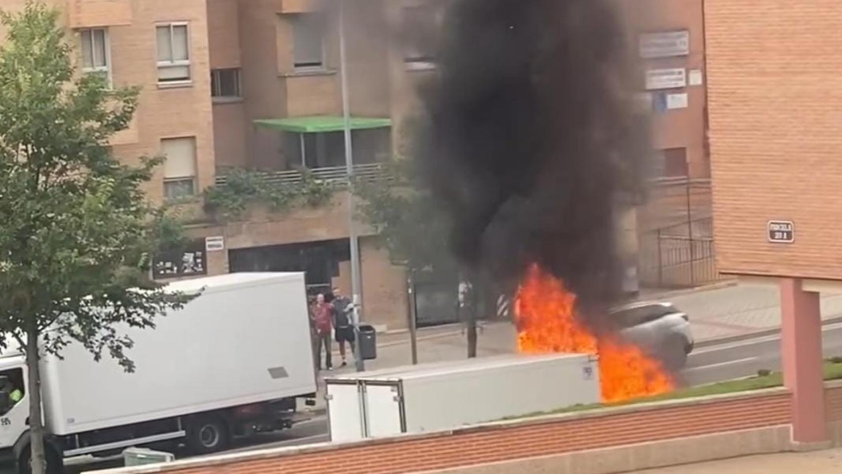 Furgoneta ardiendo en la calle Hernando de Acuña de Valladolid