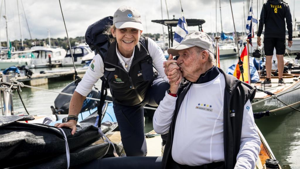 El rey Juan Carlos, muy cariñoso con su hija Elena en el mundial de vela.