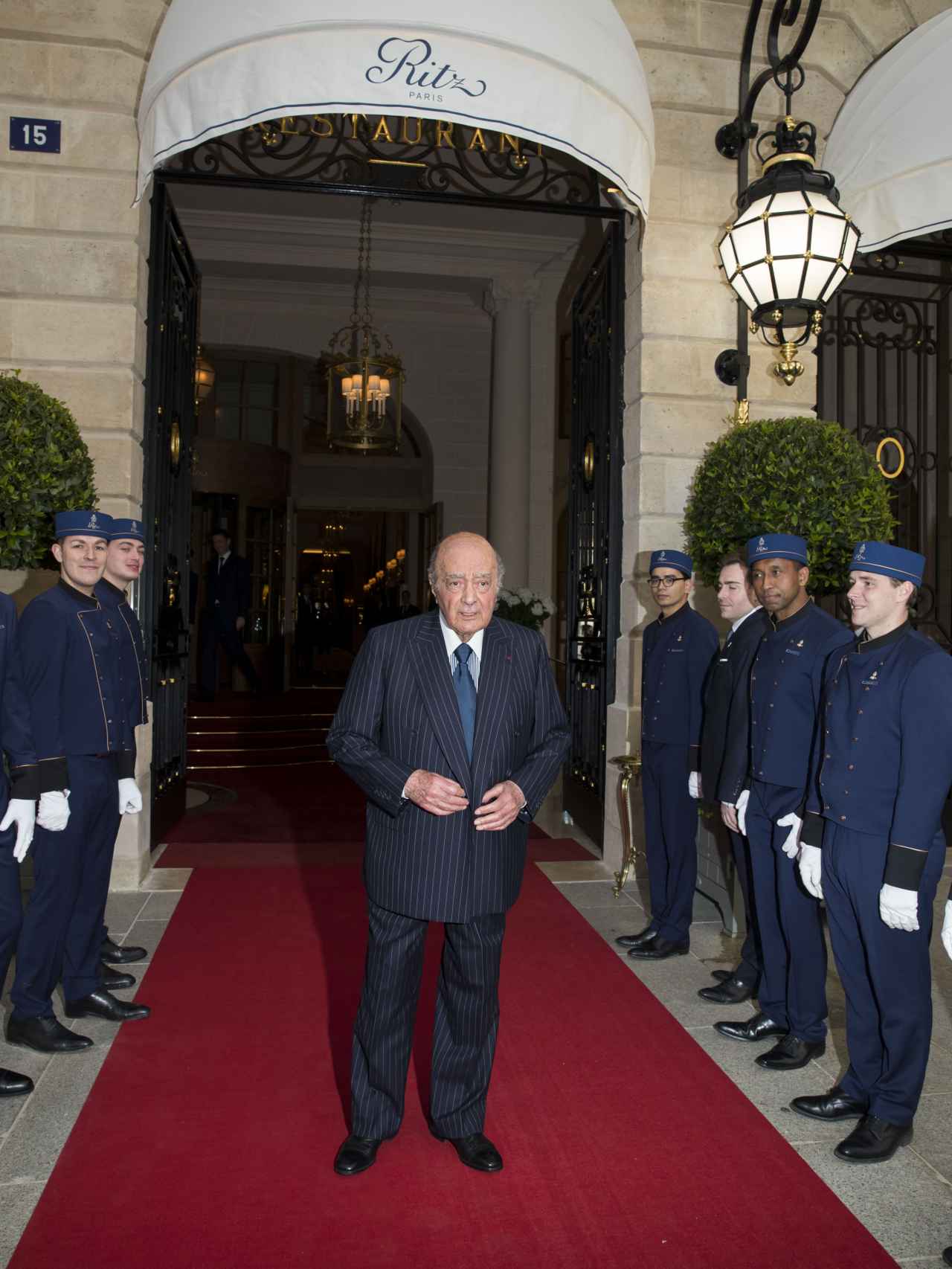 Mohamed Al-Fayed frente de The Ritz, el hotel que compró en París en 1979.