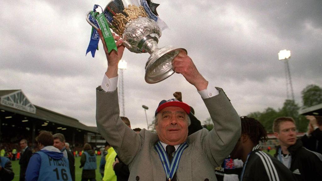 Al Fayed levantando una copa de Inglaterra.