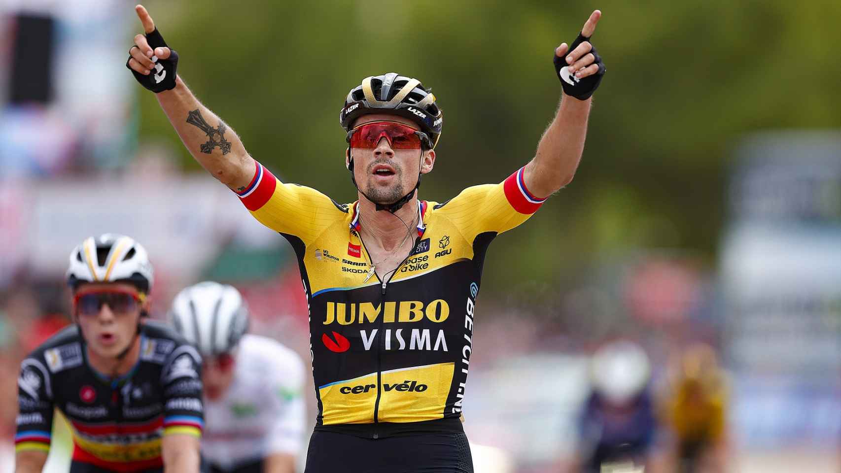Roglic, celebra su victoria en La Vuelta a España.