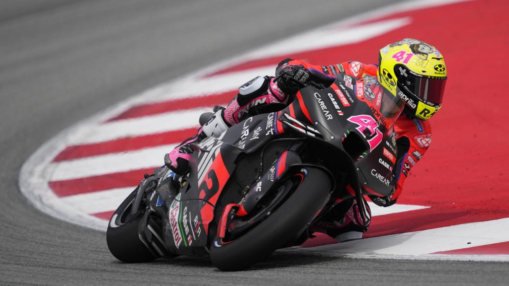 Aleix Espargaró traza un viraje durante la carrera al sprint, en el circuito de Barcelona-Catalunya.