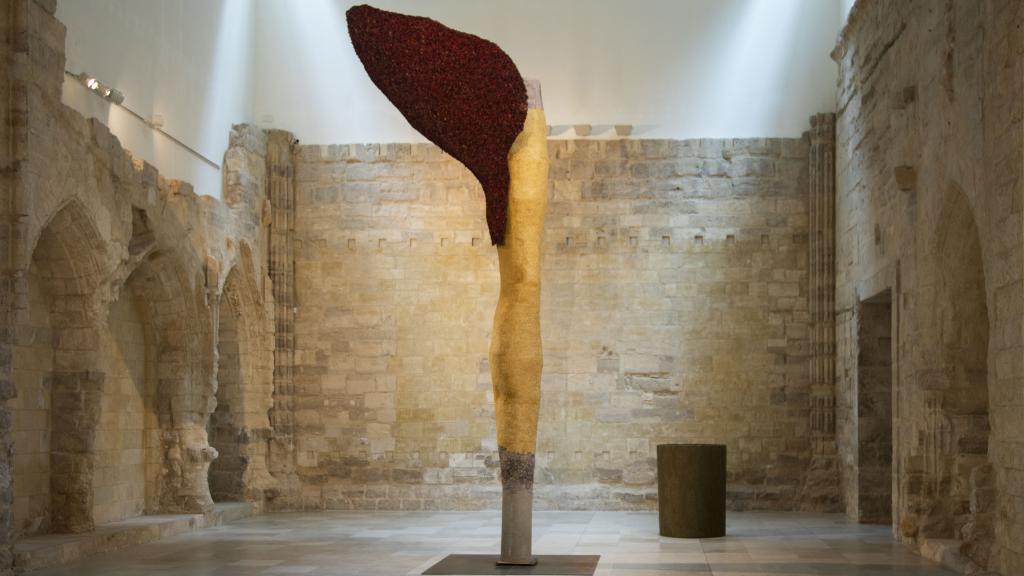 David Bestué: 'Pajarazos', 2023, y 'Cubo', 2023, en el Museo Patio Herreriano