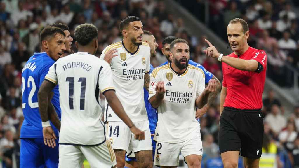 Los futbolistas del Real Madrid protestan ante Melero López durante el partido contra el Getafe