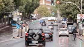 Varios coches circulan bajo la lluvia en Madrid este sábado.