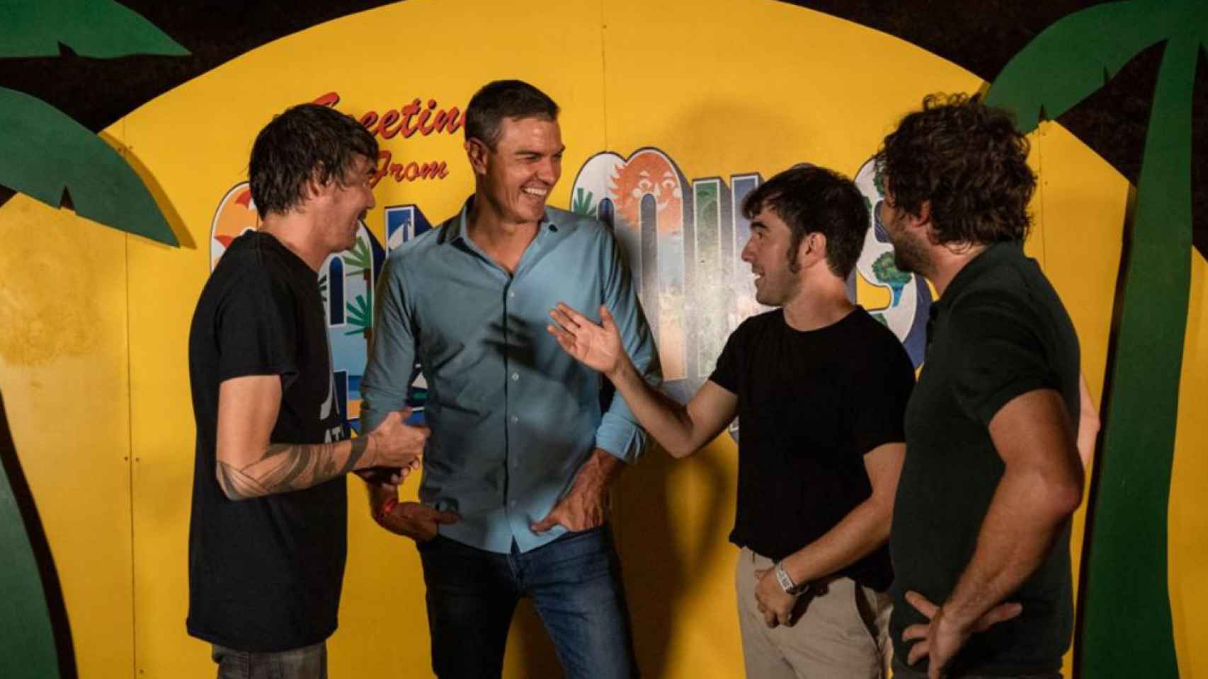 Pedro Sánchez conversa con los integrantes del grupo Lori Meyers, el pasado viernes en el festival internacional de música indie 'Cala Mijas'.