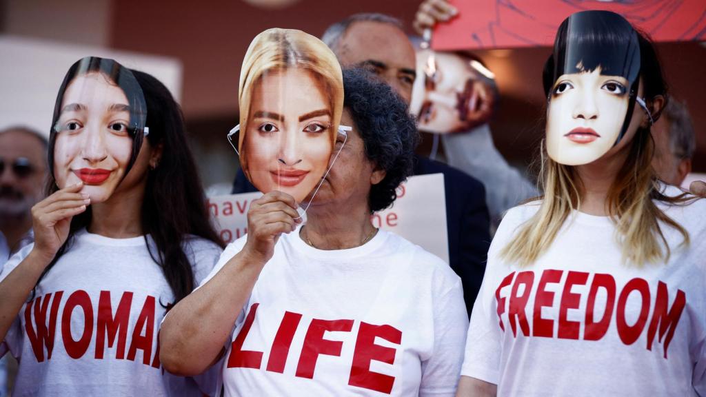 Personas con camisetas en las que se lee Mujer, vida, libertad participan en un flash mob en solidaridad con el pueblo iraní.