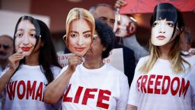 Personas con camisetas en las que se lee Mujer, vida, libertad participan en un 'flash mob' en solidaridad con el pueblo iraní.