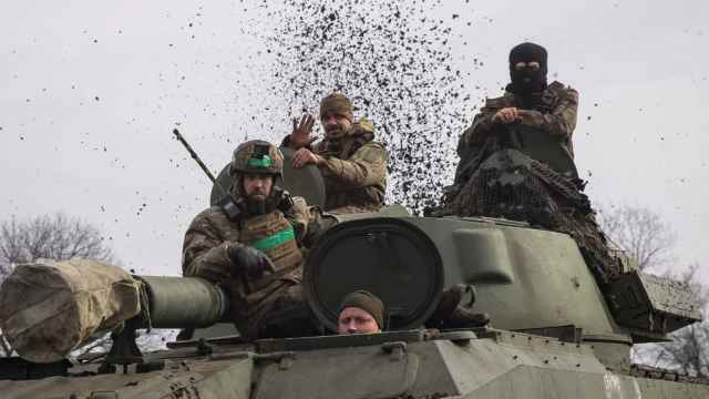 Fuerzas ucranianas durante un asalto en Bakhmut, el pasado marzo.