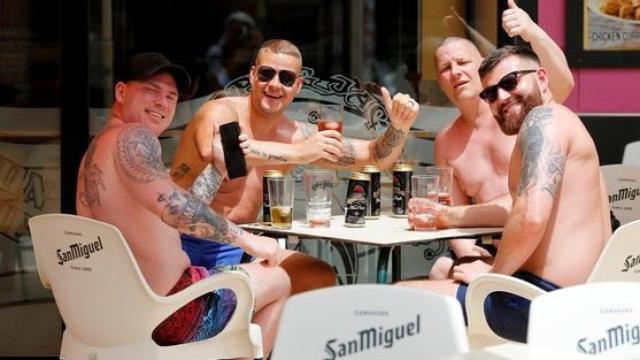 Varios turistas ingleses en un bar de Benidorm.