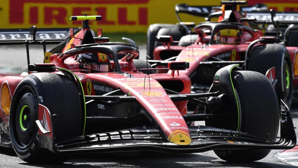 Sainz, con Leclerc por detrás.