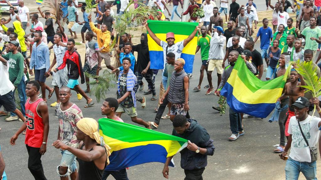 La gente celebra en apoyo a los golpistas en una calle de la capital de Gabón, Libreville.