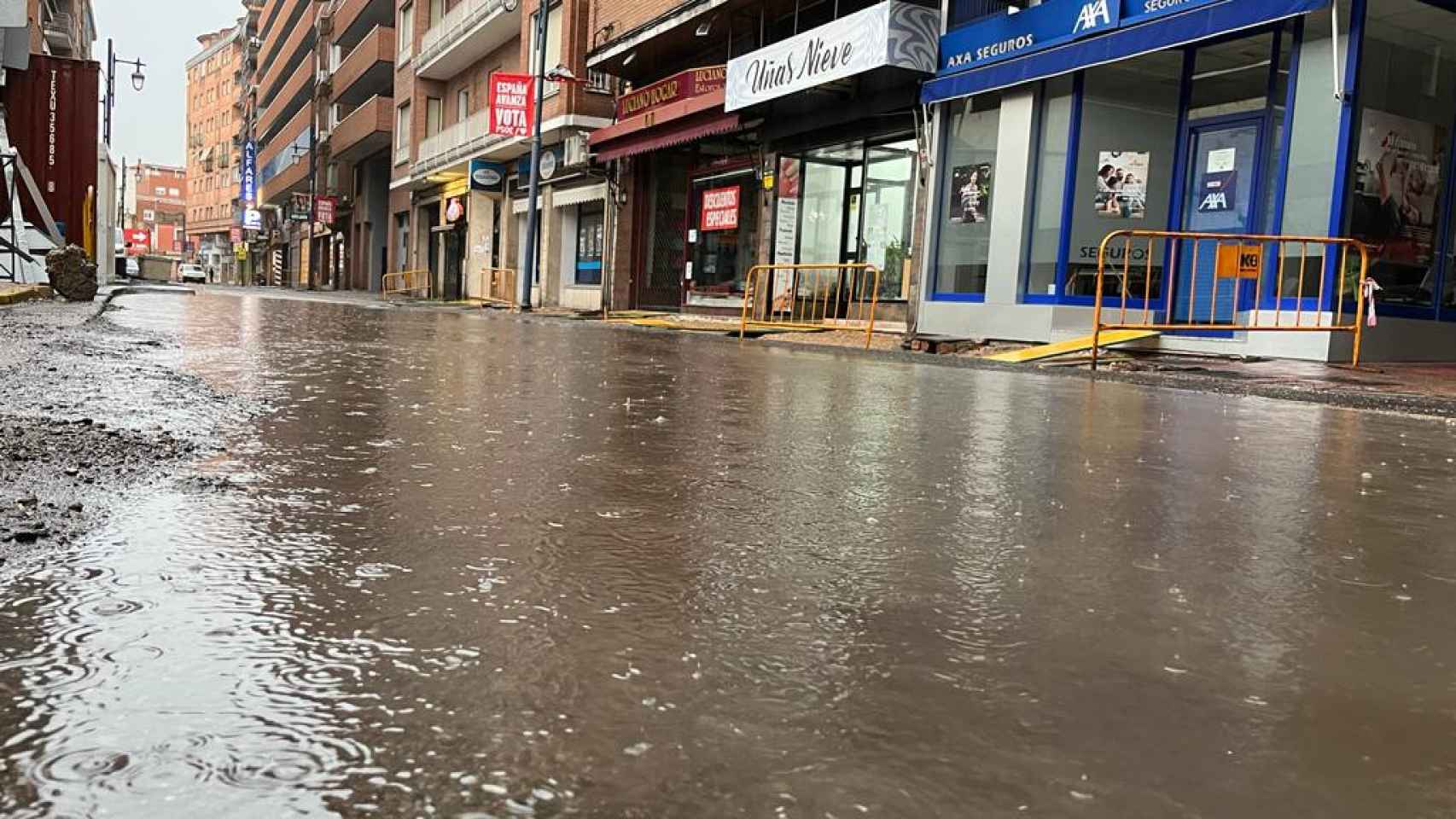 La calle Alfares de Talavera, actualmente en obras, a las 19 horas de este domingo en medio de un tremendo aguacero