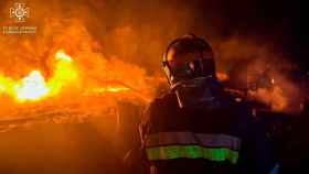 Un bombero trabaja en un lugar que fue alcanzado durante los ataques con drones rusos en la región de Odesa, Ucrania.