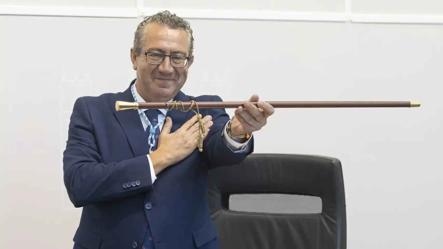 El presidente de la Diputación, Toni Pérez, tomando la vara de mando provincial.