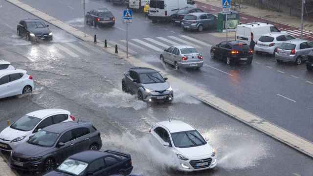 La lluvia sorprende a varios conductores en Ávila, a pesar de los avisos por la Dana proporcionados por Protección Civil