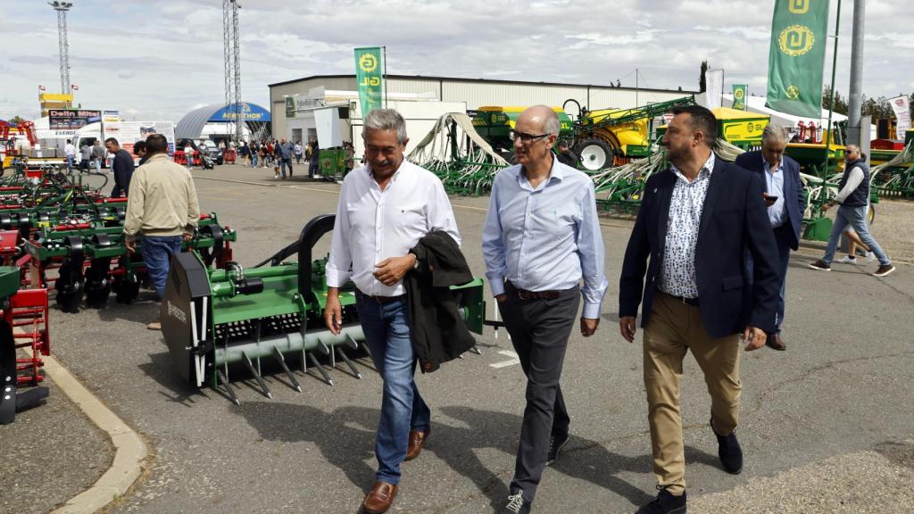 Visita de Javier Iglesias, acompañado por los diputados delegados, recorre Salamaq