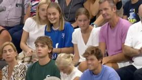 La infanta Cristina e Iñaki Urdangarin junto a sus hijos, en el partido de balonmano de Pablo.