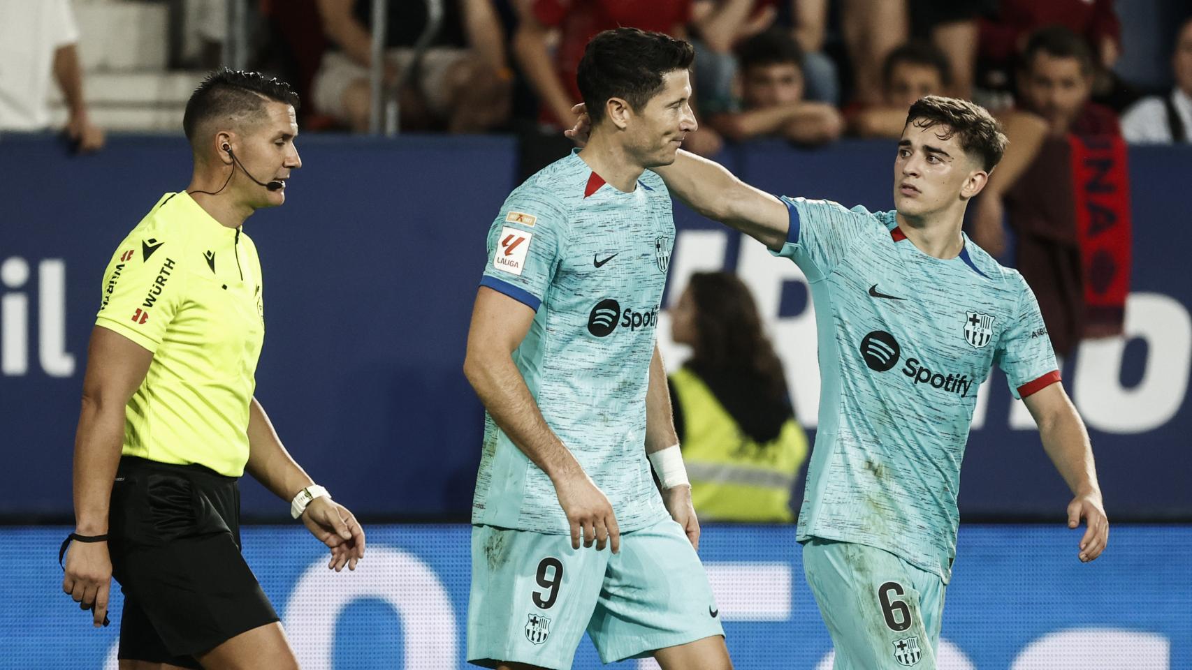 Lewandowski y Gavi celebran un gol contra Osasuna.